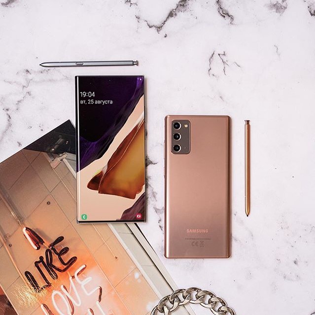 Samsung Russia - Galaxy Note20 Ultra. Прекрасен, как ни крути 😎

С одной стороны — яркий и плавный экран 6.9 дюймов и частотой обновления 120 Гц.

С другой — камера 108 МП с 50-кратным зумом и возможн...