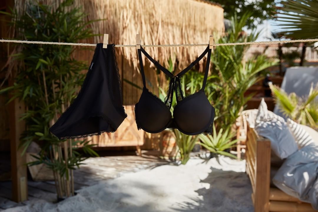 bruno banani Official - Hier kann man sich ruhig mal hängen lassen - vor allem wenn man dadurch all die schönen Details der Wäsche zu sehen bekommt. 😉
Kennst du unseren SURPRISE Bra schon?
It's o... bruno banani Official - Hier kann man sich ruhig mal hängen lassen - vor allem wenn man dadurch all die schönen Details der Wäsche zu sehen bekommt. 😉
Kennst du unseren SURPRISE Bra schon?
It's o...