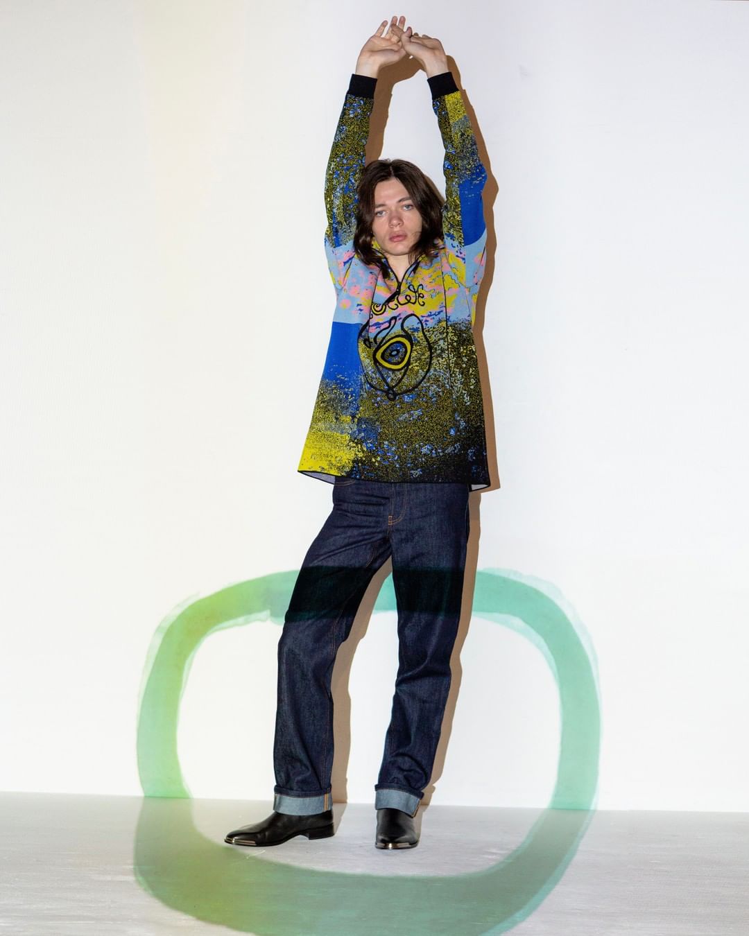 A N T O N I O L I . E U - Gud wearing @loewe @jw_anderson.⁠
Find out our editorials on Antonioli Journal