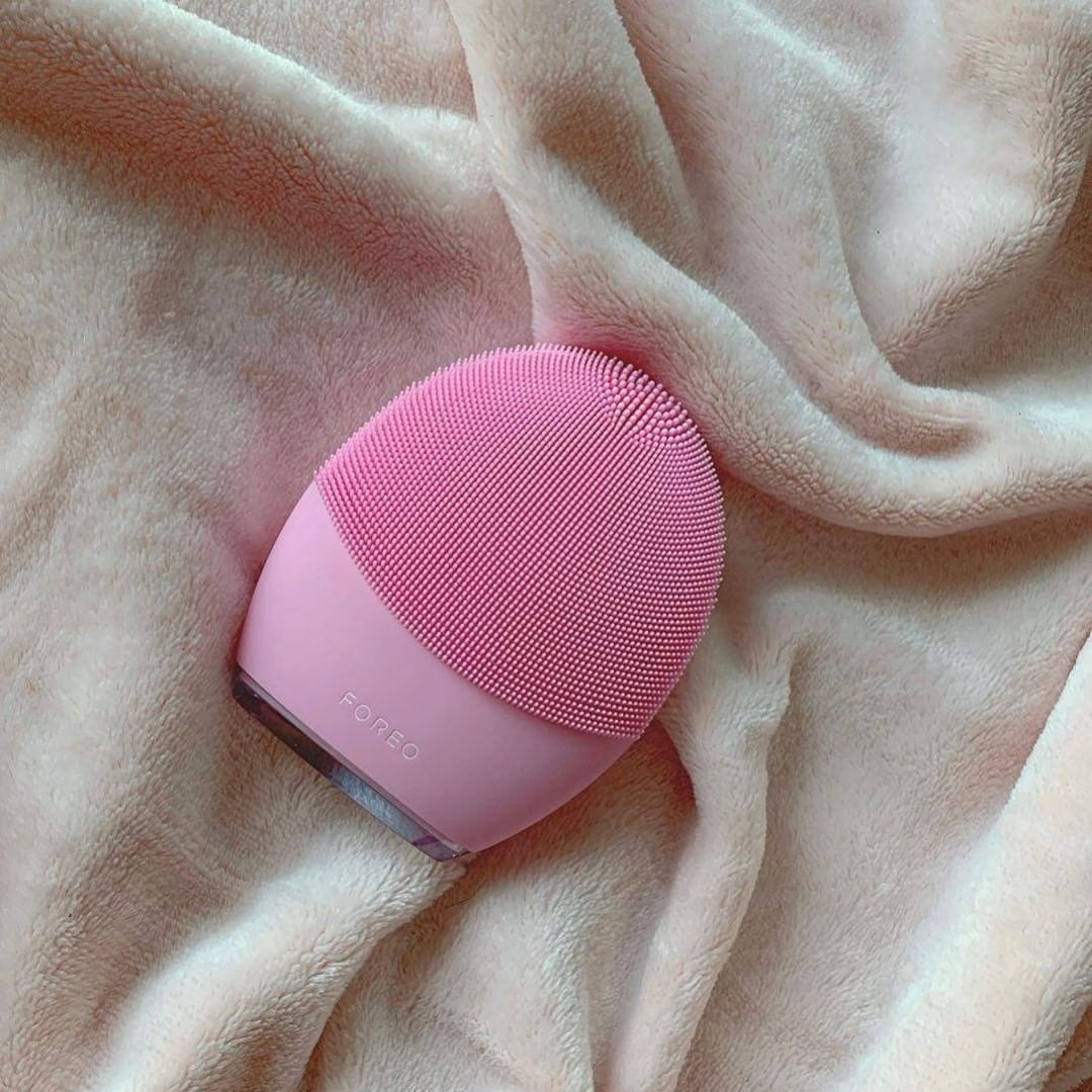 FOREO - Self-care 101:⁣
Always start with a good cleanse ✨.⁣
⁣
 Enjoy your home-spa setting straight out of bed just like FOREO fan Jenna does 💁: "No better feeling than popping out of my sheets knowi...