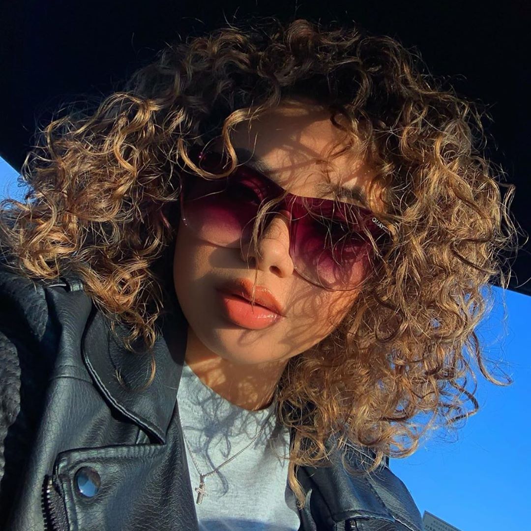 QUAY AUSTRALIA - COME THRU curls 👌✨ @nataliax.18  slaying the good ol’ fashion car selfie in COME THRU black fade 😎 #FINDYOURQUAYS