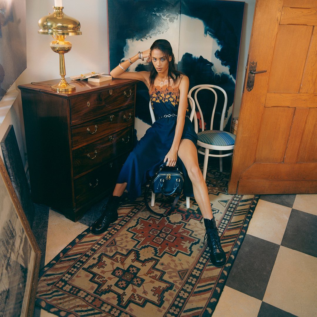 Chloé - Accent an embroidered day-to-evening dress with a gleaming metal belt to capture the discreet charm of the #CHLOEfall20 collection

Shop new looks in boutiques and on chloe.com

#CHLOEgirls
#...