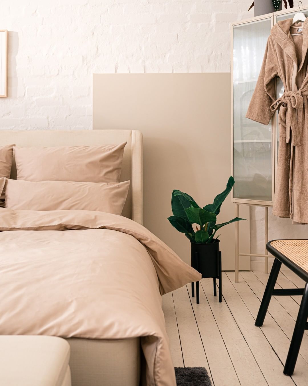 Otto (GmbH & Co KG) - Sweet Dreams. 💤 Ein Polsterbett in warmer Cremefarbe sorgt für mehr Gemütlichkeit in deinem Schlafzimmer und gleichzeitig für süße Träume. 🤍 #LeGerHomexOTTO #OTTOliving