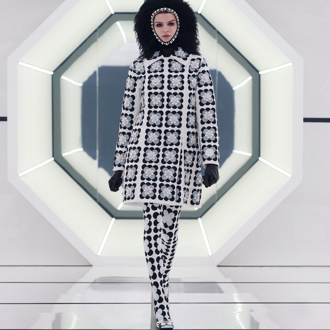 A N T O N I O L I . E U - Runway look: @moncler genius by @richardquinn multicolor shirley flower print coat