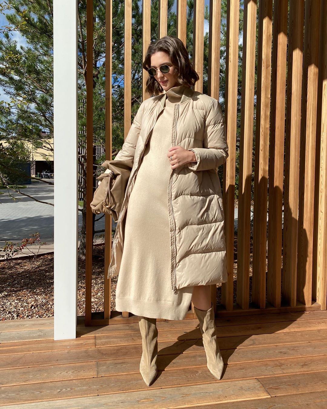 ToBeBlossom.ru - Total beige🍂
⠀
Уютное платье с высоким воротом из шерстяной пряжи🧶 и стёганное пальто на основе пуха и пера — можно носить весь холодный сезон.
⠀
👩🏻‍💻Артикул на сайте:
▫️Пальто - 1700...