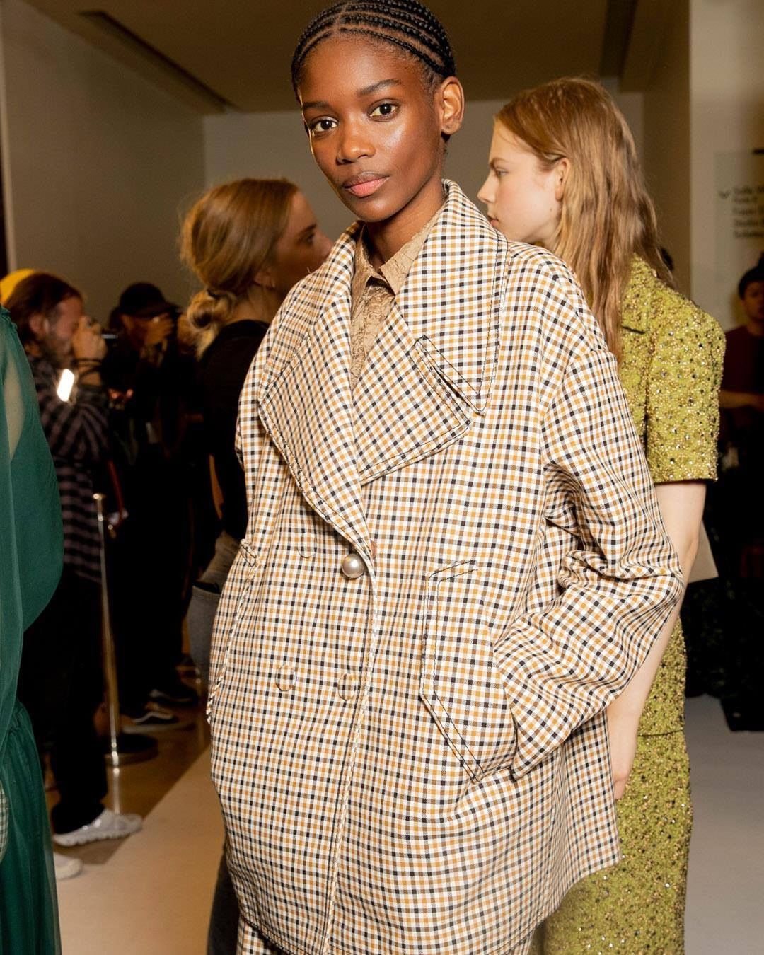 Rochas Paris - ALL CHECKED

Revisiting the check ensemble in a modern way with beautiful cuts and details.

#rochas  #alessandrodellacqua #SS20 #RochasSS20