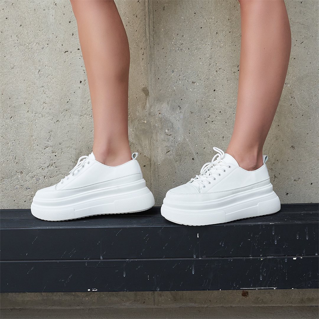 CORSOCOMO Shoes & Accessories - NEW!
Кроссовки белого , чёрного и бежевого цвета на высокой , лёгкой подошве - актуальные , удобные , классные!!
Оформляйте заказ на нашем сайте😉
@corsocomo
✔️Стоимость...