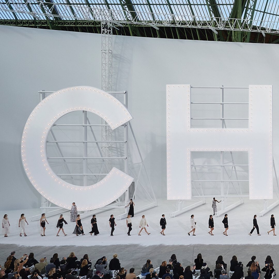 CHANEL - ‘CHANEL’ in capital letters inspired by the Hollywood Sign provides the backdrop for the finale of the Spring-Summer 2021 Ready-to-Wear show.

#CHANELSpringSummer #CHANEL #PFW @Penelope.Terne...