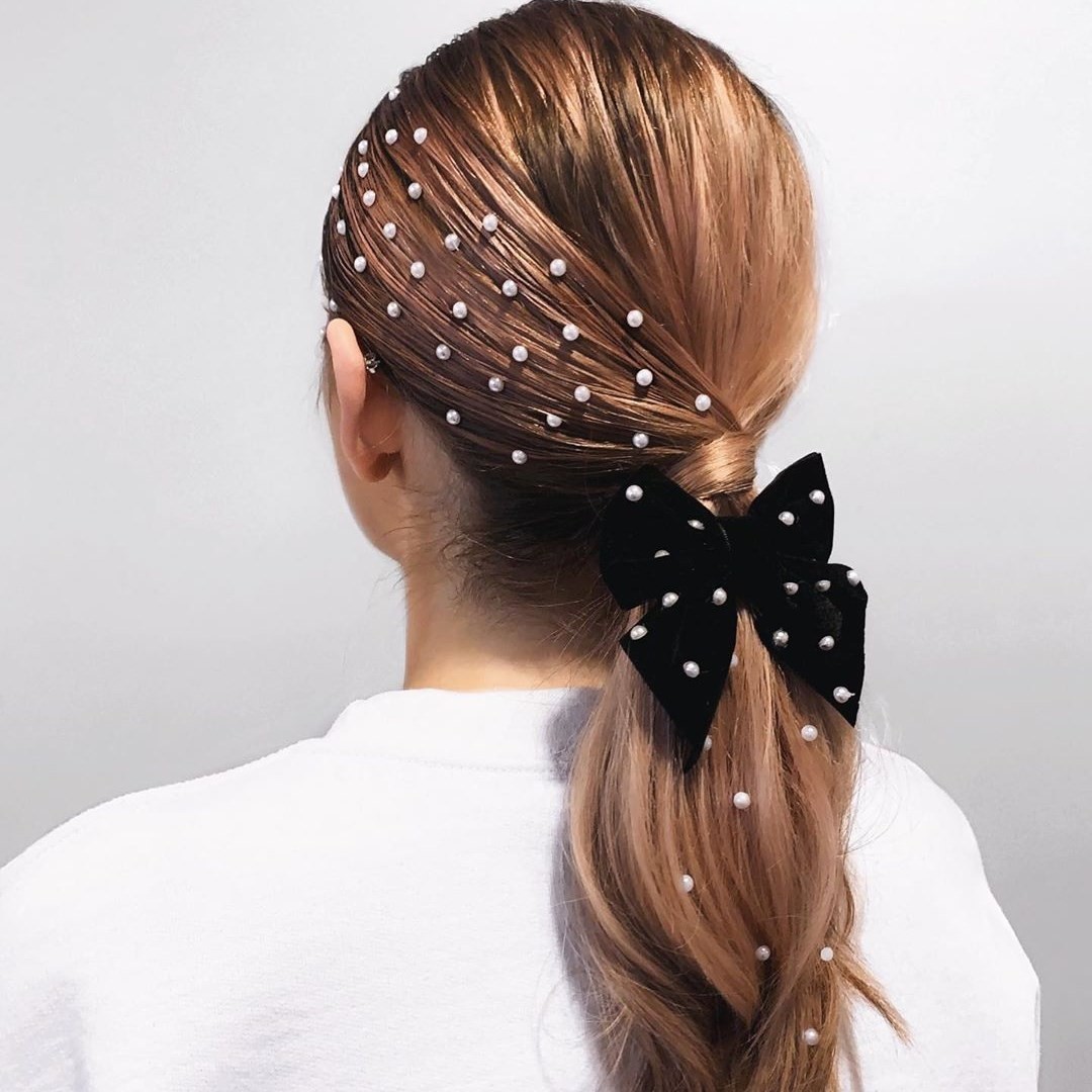 Schwarzkopf Professional - The PRETTIEST pearl finale for our perfect pony trio! 😍

Which one of our ponytail posts was your favourite today? 

Tell us in the comments!

*Products* 👉 @siancooganhairus...