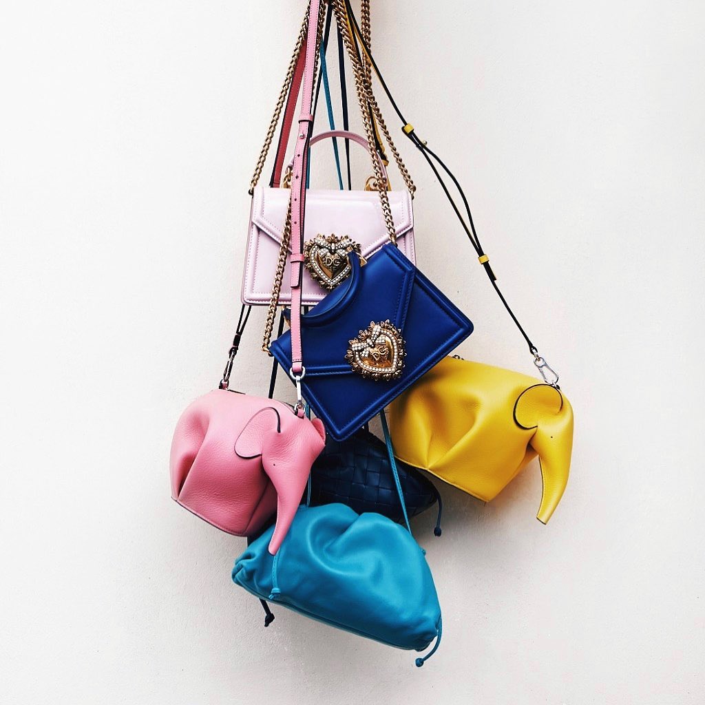 VIPAVENUE - Тренд 2020: #minibag. 😍 Советуем присмотреться к #BottegaVeneta, #Loewe, #DolceGabbana.
Тем более, сейчас со скидкой до 50% на нашем сайте либо в приложении #VipAvenue. 🖤
