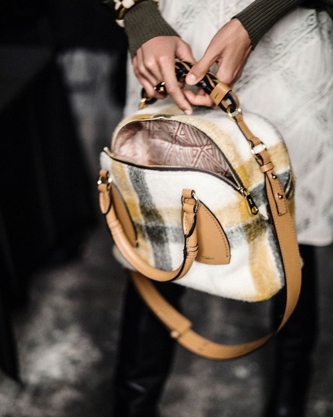 Chloé - Bridge the seasons with a Daria bag in woolen tartan

Shop #CHLOEfall20 bags in boutiques and on chloe.com

#CHLOE