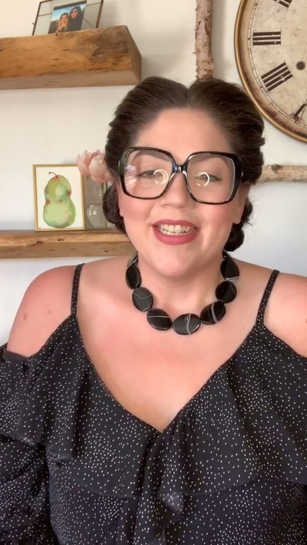 Clinique - Learn how to create a Beauty in Bloom look with Audrey from Clinique Global Education, using our NEW Instagram exclusive set. The set comes with three full sizes, three minis, and a colorfu...