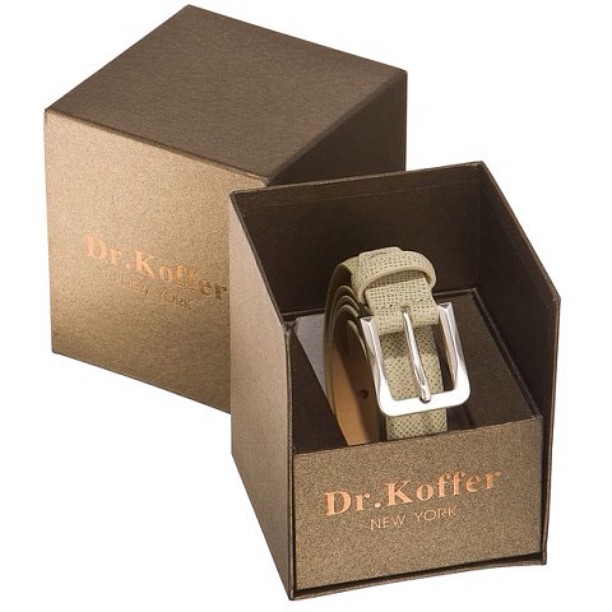 Dr.Koffer BAGGAGE 💼 - У ремней цветная революция: цветная кожа, цветные пряжки. 
Все наши ремни продаются в подарочных коробках.