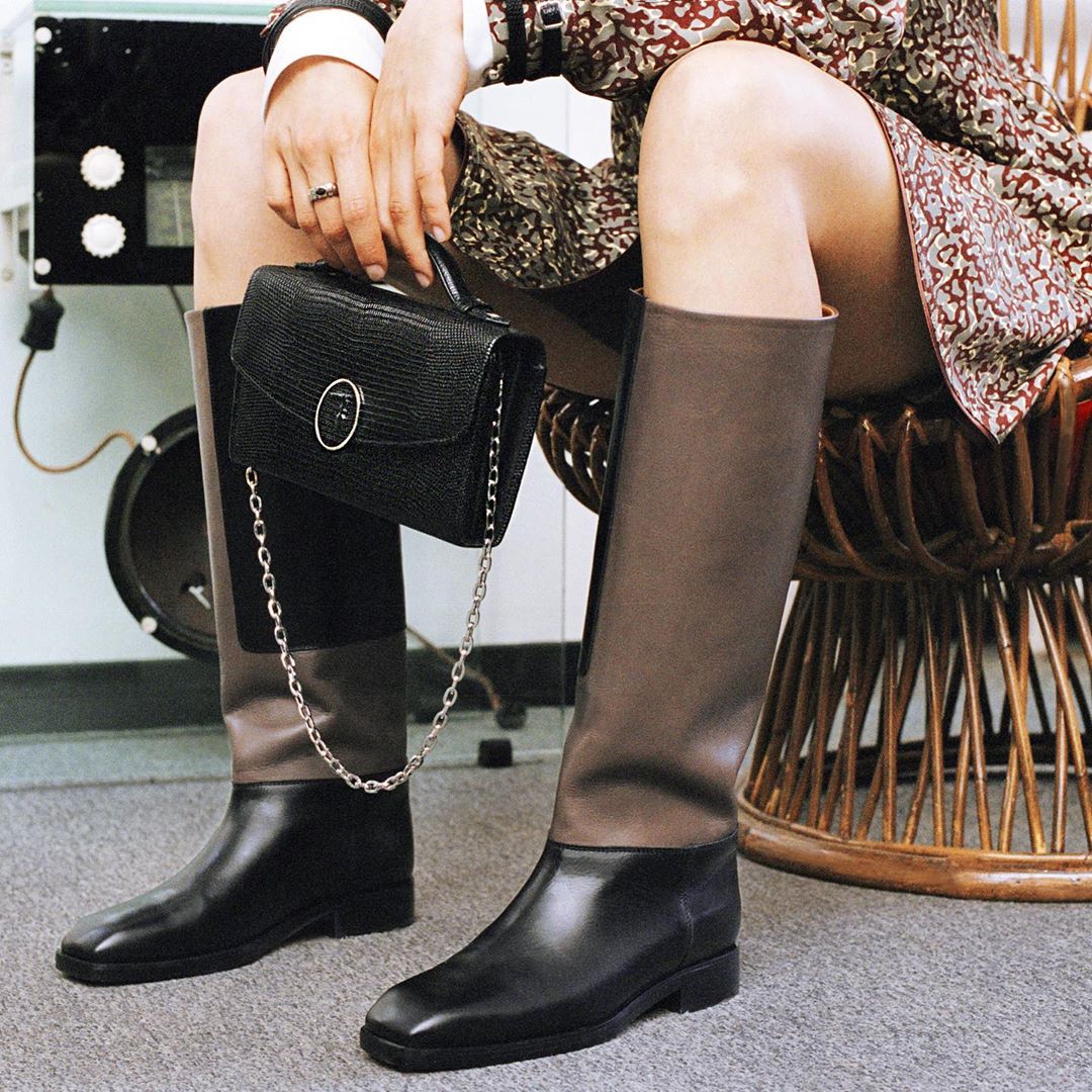 Trussardi - Essentialist accessories designed to echo the principles of Italian rationalism: functionality and modernity.

#IleniaDurazzixTrussardi #Trussardi #Fall #Winter #leather #boots #accessorie...