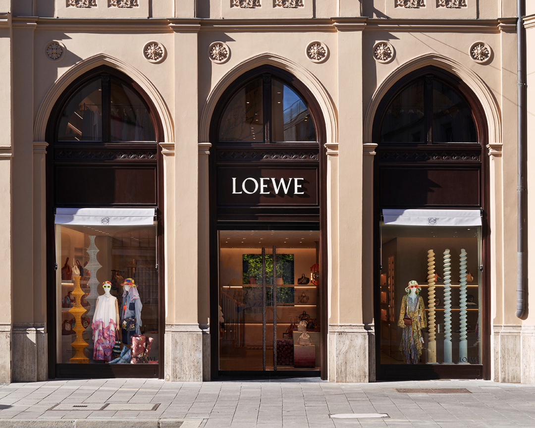 LOEWE - LOEWE opens on Munich’s Maximilianstraße.

An intimate environment on a large scale, products are interspersed with pieces of art, craft and design curated by @Jonathan.Anderson.

#LOEWE #LOEW...