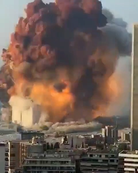 VICTORIA BONYA - #Lebanon 🙏🏽 This is awful! I hope all my friends are safe and not many people are injured 😯
 Страшный взрыв произошёл сегодня в порту Бейрута. Причины пока неясны; некоторые ливанские...