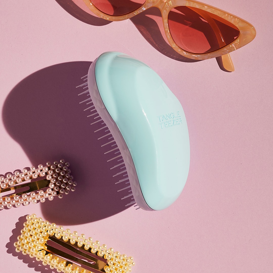 Tangle Teezer Hairbrush - #PowersInTheTeeth
Fine & Fragile is especially designed for colour-treated, fine or fragile hair. Its teeth are 30% softer than The Original and detangle with up to 5x less b...