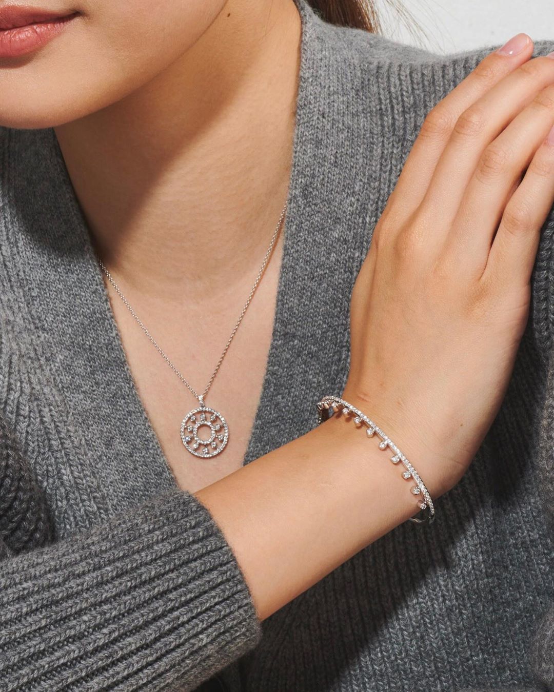 Harrods - Diamonds in the daytime? Don’t mind if we do… With a legacy of unparalleled luxury, @debeersofficial’s Dewdrops collection – a tribute to nature’s beauty that celebrates its 10th anniversary...