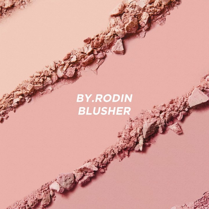 투쿨포스쿨 - ⠀
얹을수록 홍차를 물들인듯
수채화 발색으로 생기 끌올하는 
#바이로댕블러셔
투쿨러의 최애컬러를 공유해죠💛
⠀
맑고 고운 복숭아 빛🍑 #드페슈
감각적이고 우아한 로...