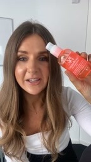 Escentual - If you thought hair oils weren’t for you our hair guru Elisabeth talks about how you can use them without weighing your hair down or making it look greasy and lank.
.
.
.
. 
#hairoil #hair...