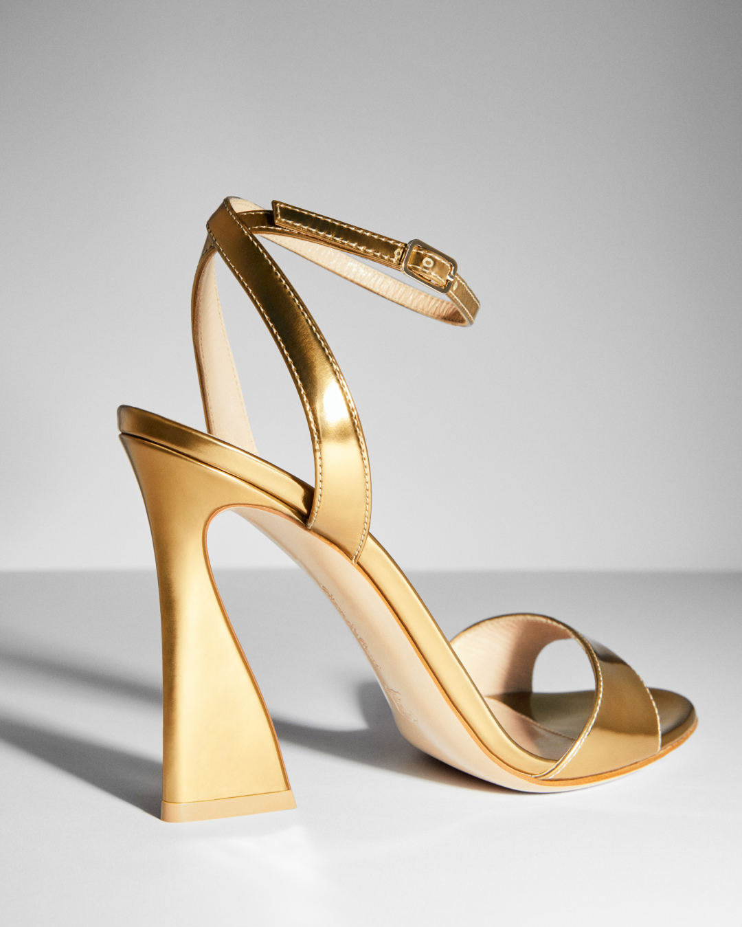Gianvito Rossi - True to its name, the sculpted Aura sandal in gold has a unique glow.
#GianvitoRossi 
#GianvitoSandals
#GianvitoFW20