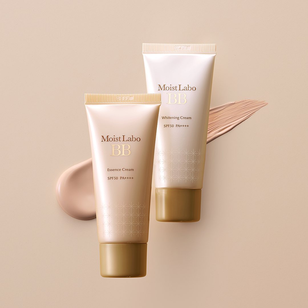 明色化粧品 - .
\シリーズ累計1300万個突破✨/

美容液成分inうるおうスキンケア
Moist LaboBBクリーム

これ1本で6役を叶えて
ベースメイク完了😳!!

🔸伸びが良く超うるおう
  肌悩みをしっかりカバーしてツヤ肌に導く
 <高保湿BBエッセンスクリーム>

🔹シミ・ソバカスをカバー＆予防
  セミマットで崩れにくい
 <美白有効成分配合の薬用美白BBクリ...