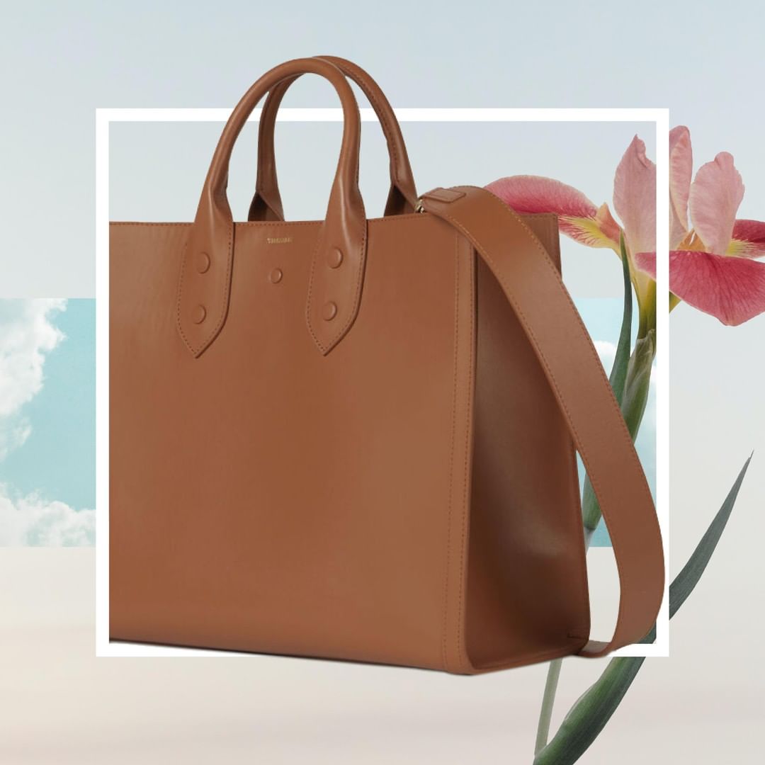 Trussardi - A new sidekick for the woman on-the-go. 
#accessories
#trussardiss20