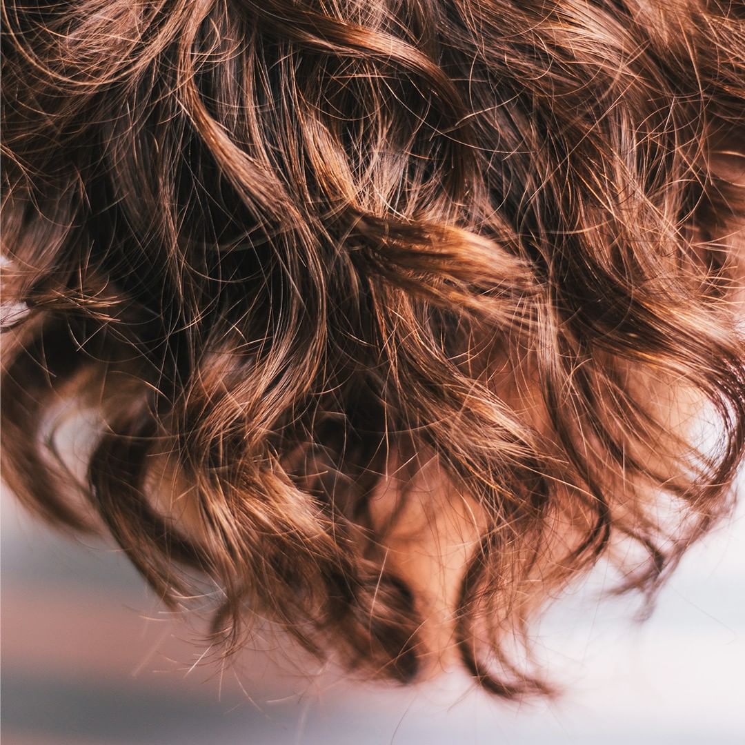 Naturé Moi - On profite de rester à la maison pour laisser nos cheveux tranquilles en limitant le sèche-cheveux, le lisseur ou le fer à boucler ! 😉 Prenez soin de vous ! 💕
.
.
#restezchezvous