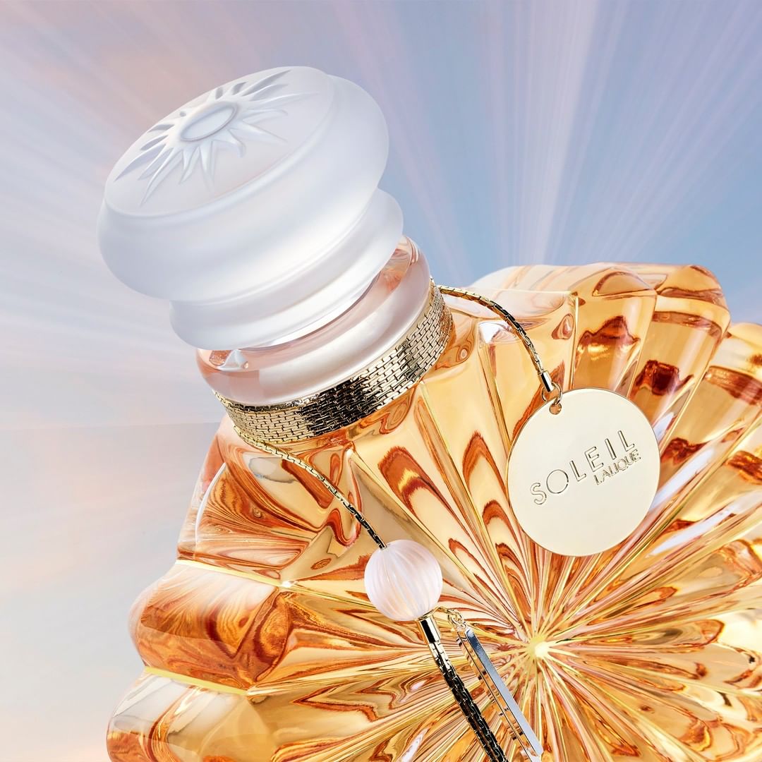 LALIQUE - As an added, luxurious touch, a jewel is wound around the neck of the Soleil Lalique Crystal Edition bottle. Inspired by the timeless modernity of a Art Deco Lalique earring, the tasseled ch...