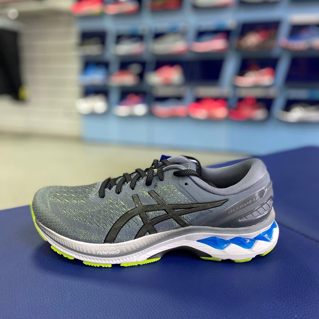 MEGASPORT - 💥Asics Gel Kayano 27  Что нового:⁣⁣⠀
🔹К обновлениям 2020 года относится внедрение более твердого внешнего фиксатора вокруг пятки, более глубоких изгибающихся канавок в передней части подош...
