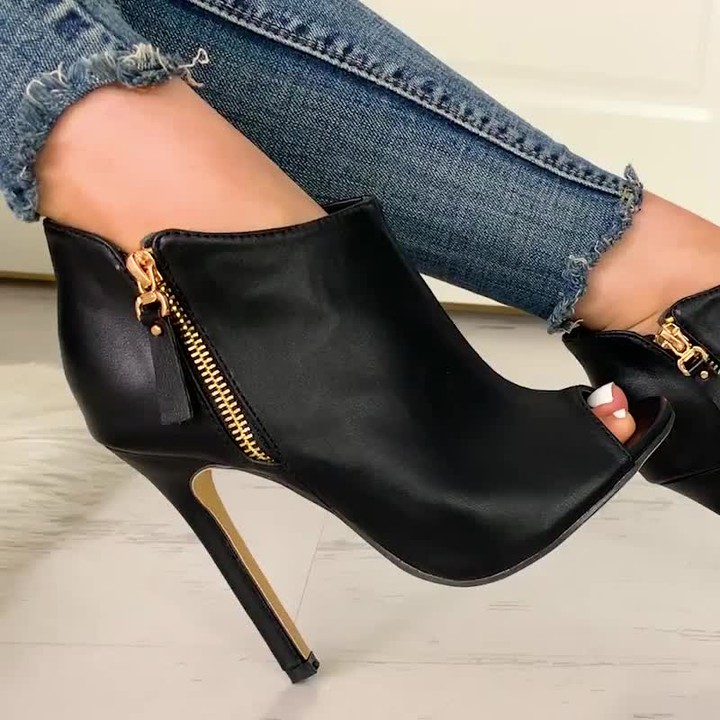 Joyshoetique - BLACK & GOLD 🖤⚡️⁠
Search🔍:[LZT1097] ⁠
👠www.joyshoetique.com👠⁠
⁠
#joyshoetique#fashion#style#instagood#picoftheday#musthave#inlove#howtostyle#ootd#starEmbellished#instashop#picoftheday#m...