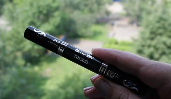 Liquid eyeliner Veryme Clickit by Oriflame in a blue and black color - review