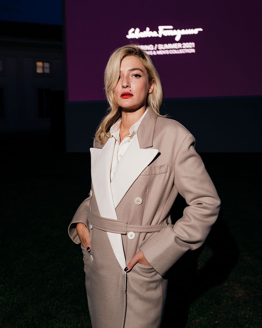 Salvatore Ferragamo - Eleonora Carisi channels bold Hollywood glamour in a dune wool and cashmere double-breasted coat at the Salvatore Ferragamo Spring/Summer 2021 show. #FerragamoSS21