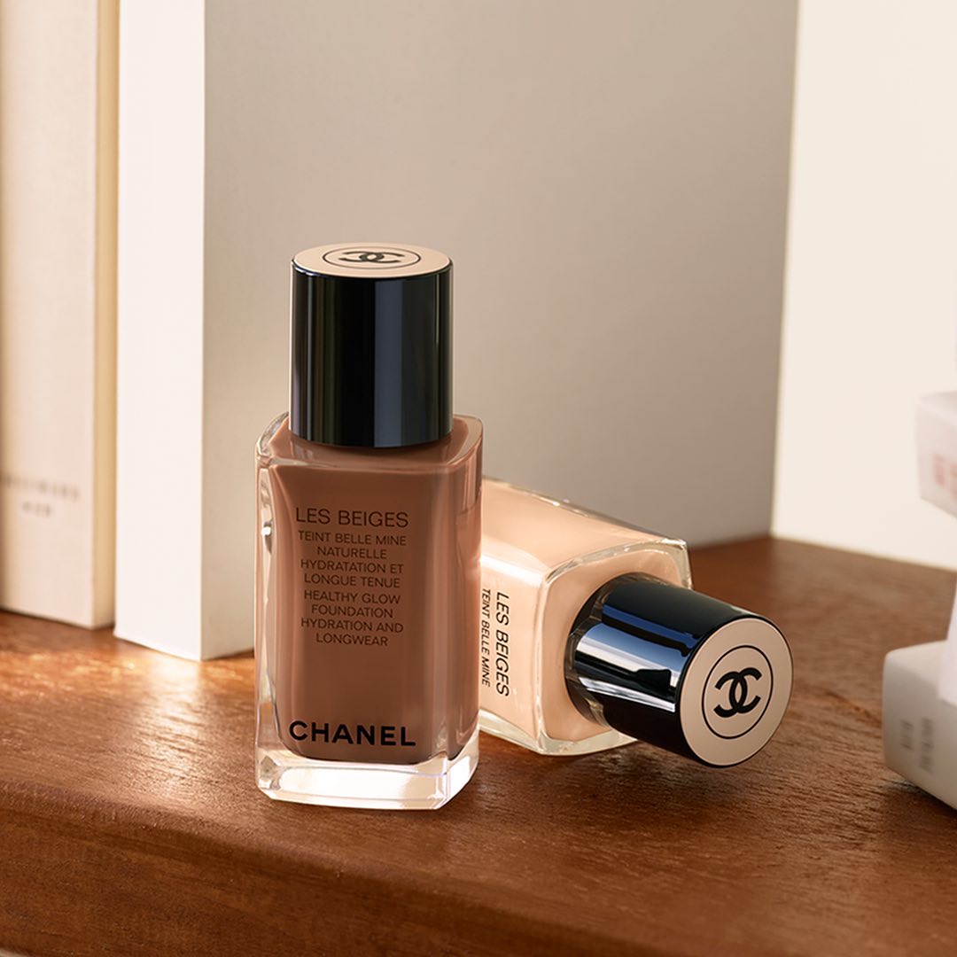 CHANEL - LES BEIGES. New HEALTHY GLOW FOUNDATION HYDRATION AND LONGWEAR. An imperceptible texture for a natural and luminous result. Hydrates and protects. Longwear. Available in 35 shades. 

#LesBeig...