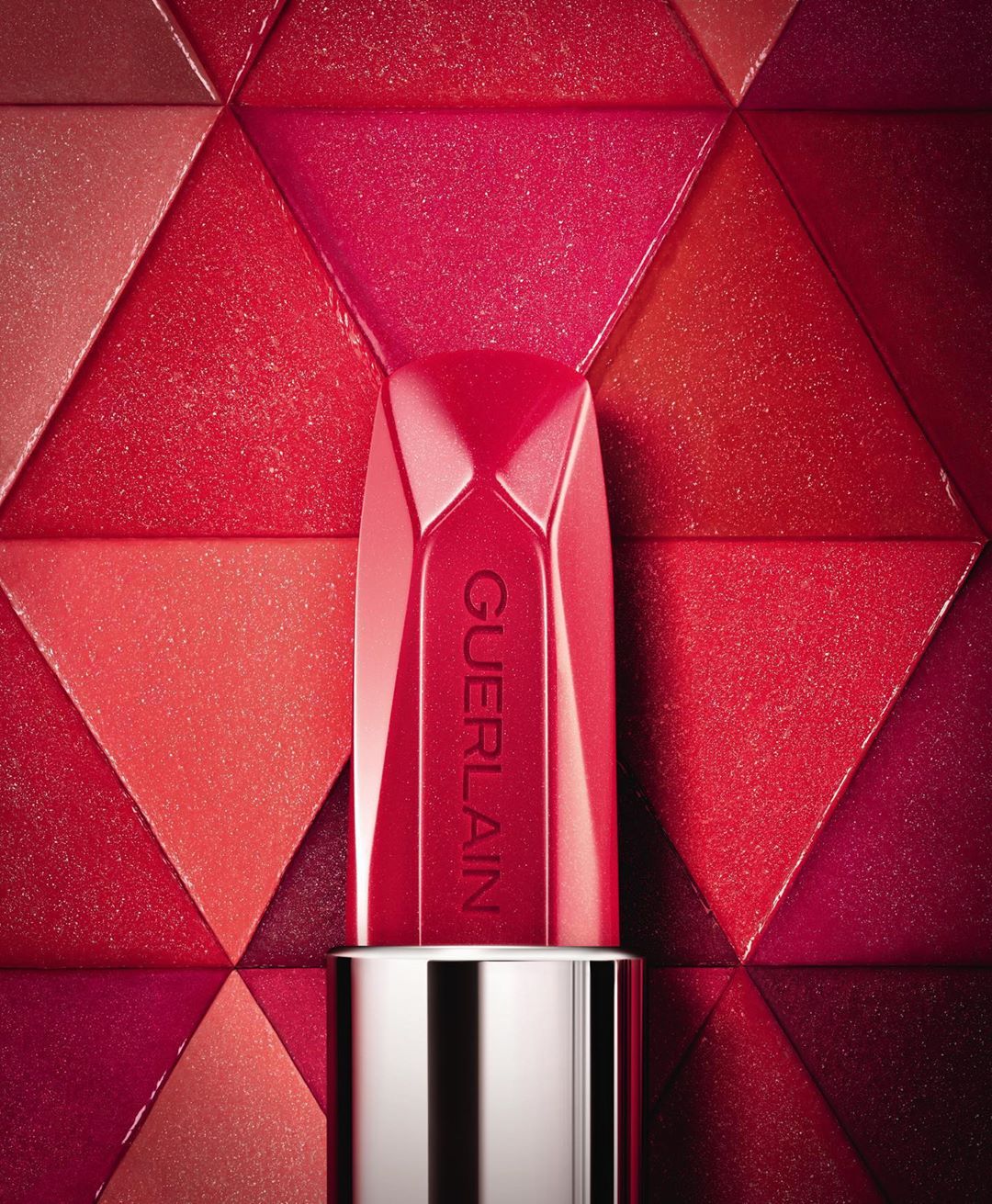 Guerlain - Over a century ago, Guerlain revolutionized the world of beauty with the retractable lipstick, encased in a twistable metal tube. True to the spirit of innovation, Rouge G features a light-...