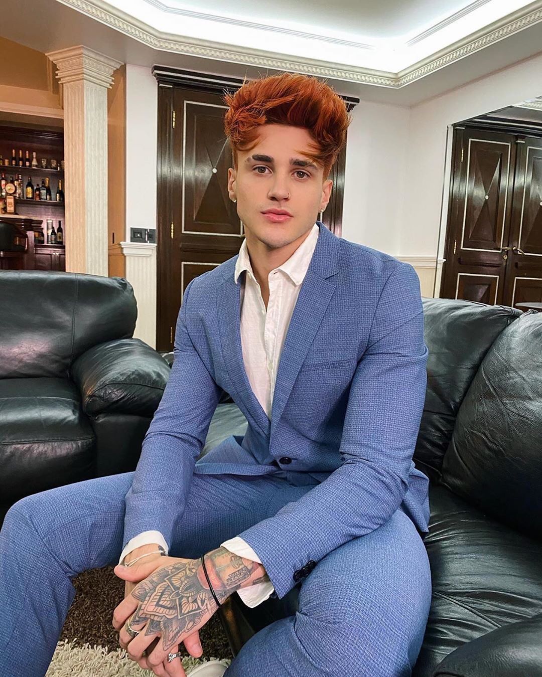 HUGO - Next level HUGO Tailoring: a smart, summer look from @alexmapeli in our melange wool suit from the #Spring20 collection #iamHUGO