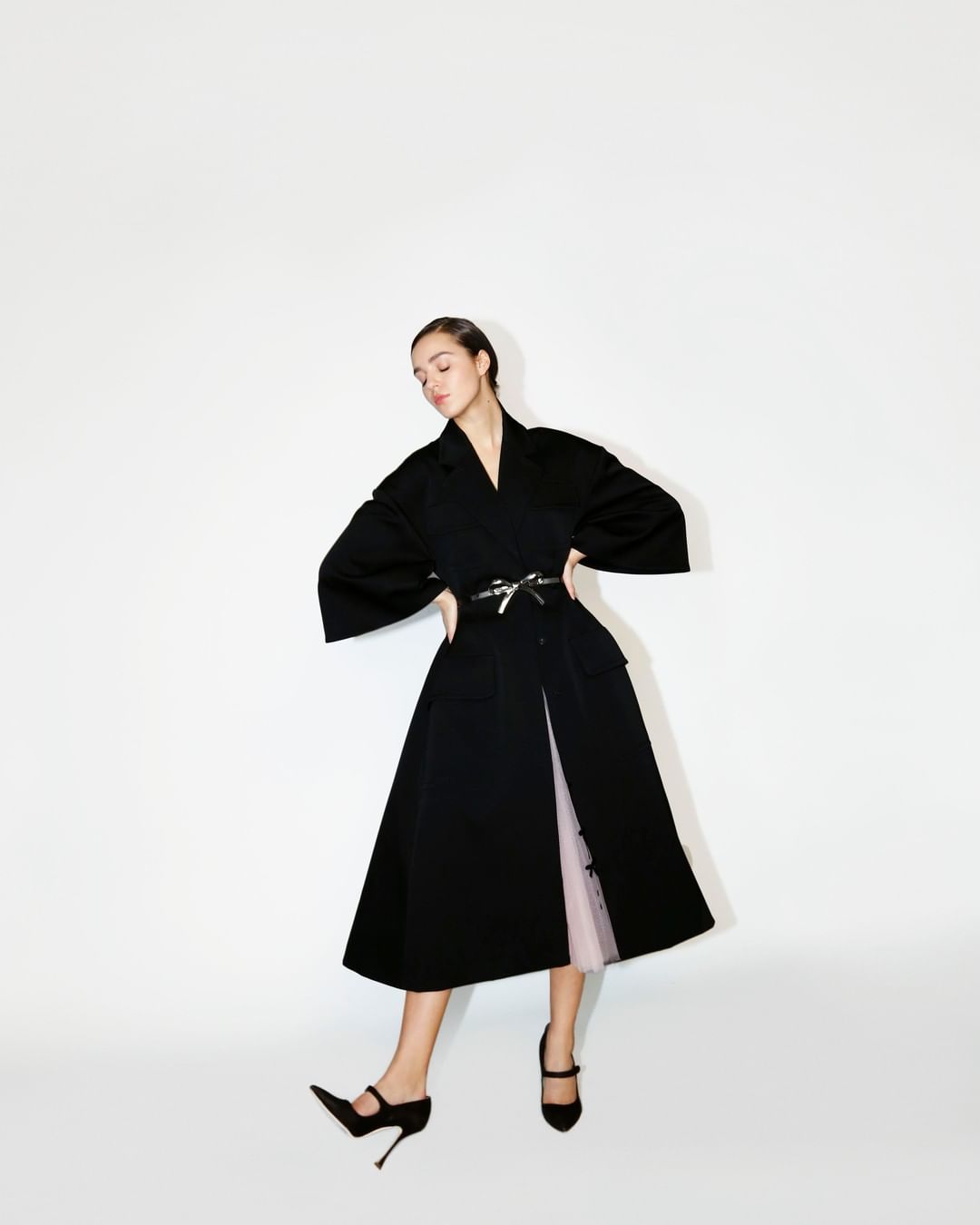 CAROLINA HERRERA - Wide sleeves and patch pockets give this beautifully tailored coat from the #prefall2020 collection by @wesgordon a modern yet timeless look. Styled with a leather belt with a polis...