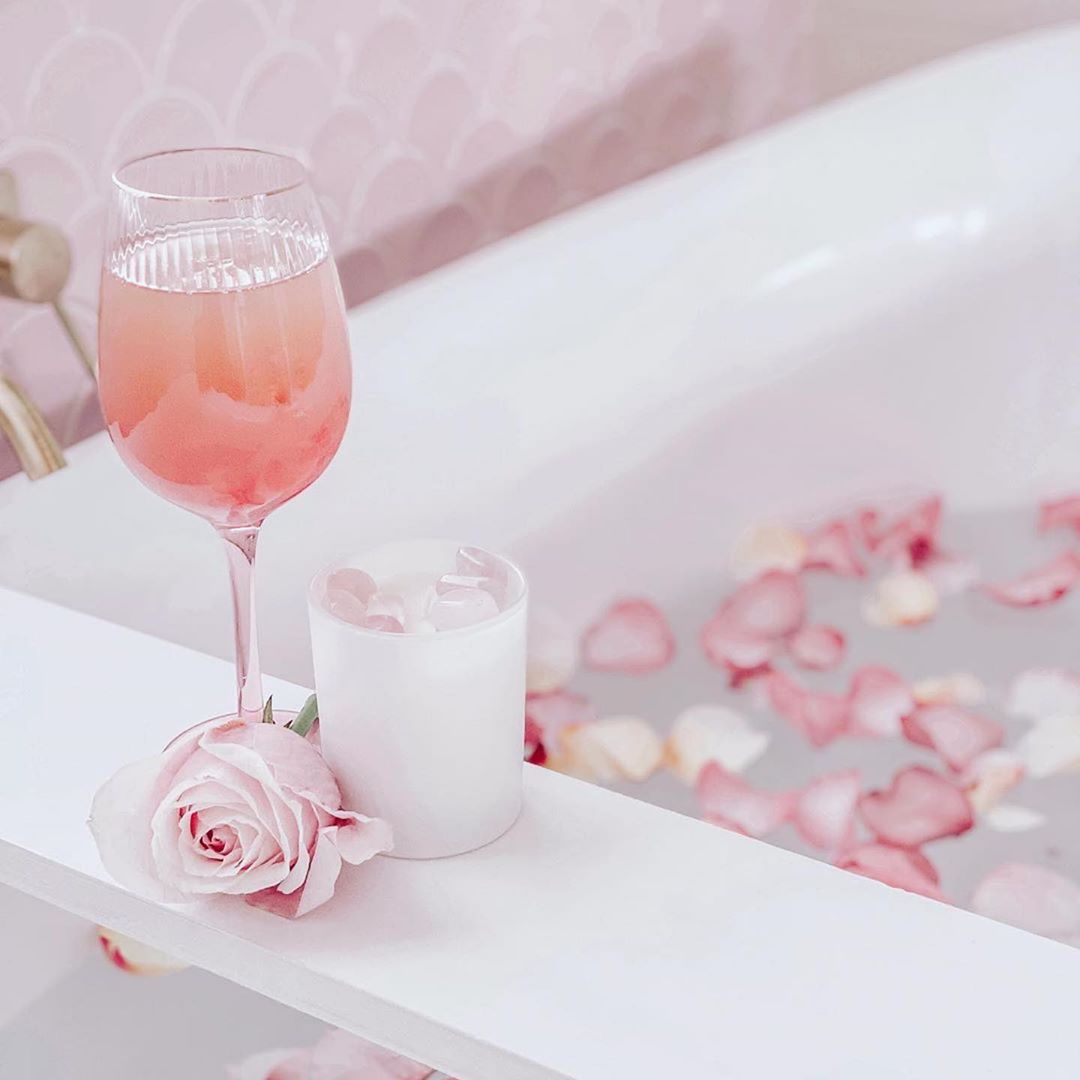 Perlier USA - The perfect way to end #selfcaresunday 🍷 🛀 

.
.

#perlierusa #pamperyourself #italianskincare 
📸 @blushinteriorco