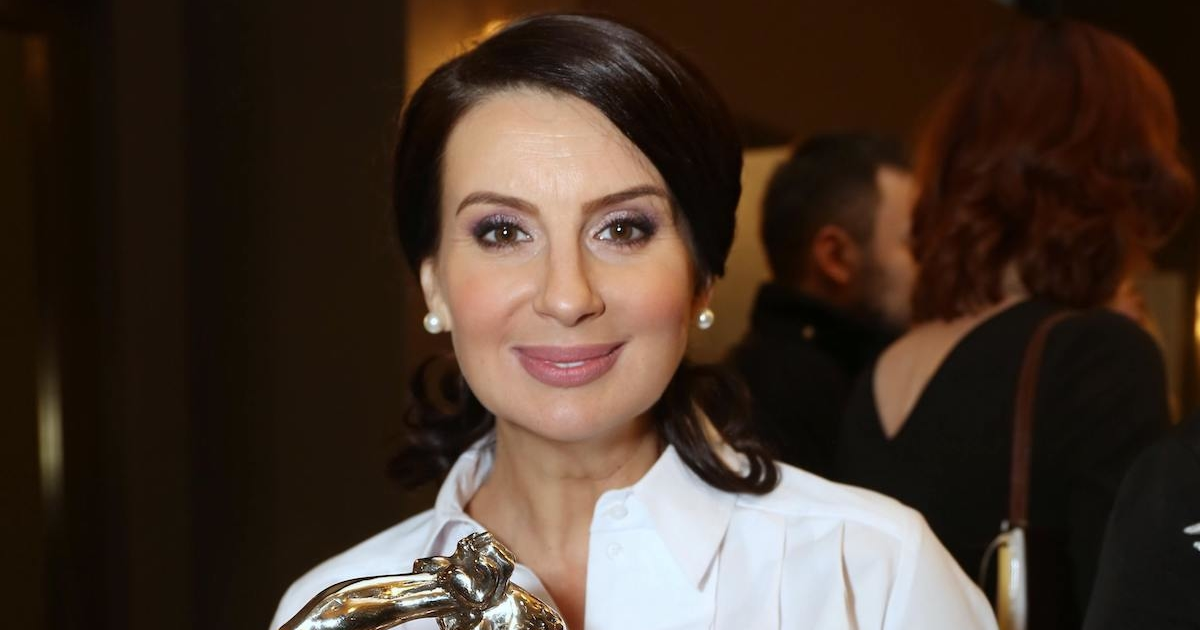 Екатерина Стриженова показала синий тотал-лук с маской и перчатками в тон