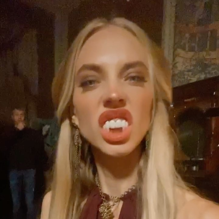 Надя Сысоева - Сбылась ещё одна мечта ♥️👌🏻 Я очень хотела мистическую,но смешную роль в полнометражном кино -ииииии получилось ! 
Листай скорее карусель 😉
 👏🏼👏🏼 Играю Вампиршу в мистической комедии...