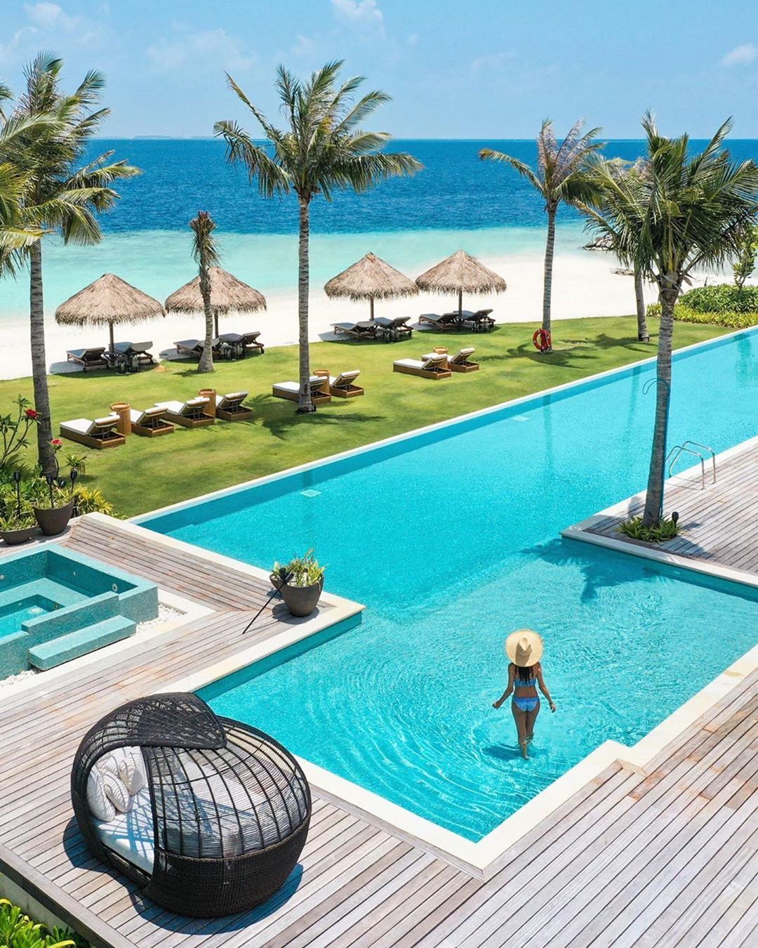 About Beaty World - 💙Ocean or pool? ☀️🌊🌴
.
.
.
📸 @michutravel
.
#ocean #borabora #maldives #swimmingpool #pool #lifestyle #travel #summer #summertrip