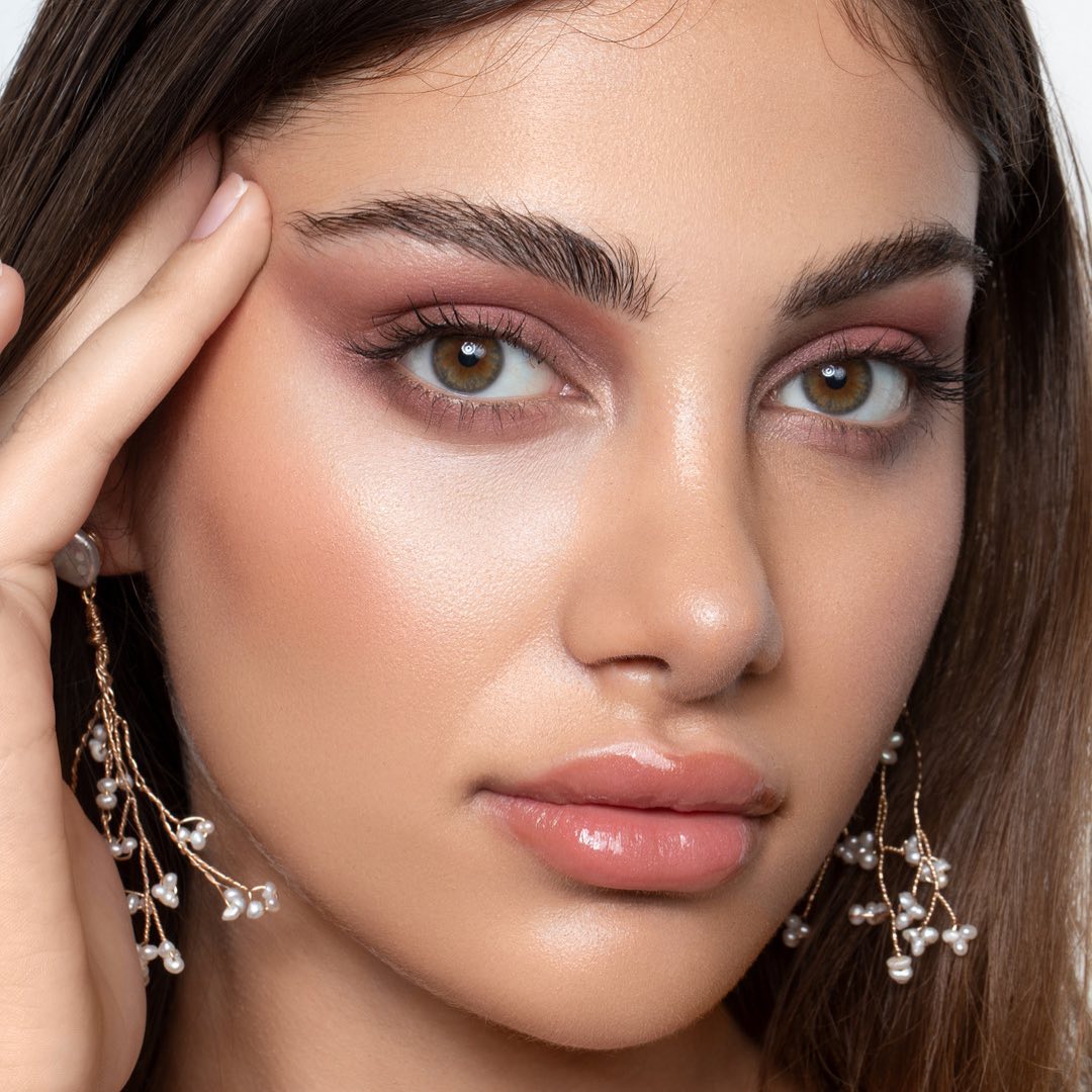 ARTDECO - Glossy brilliant lips for everyday! 👄
Do you prefer lipgloss or lipstick? Comment below!
⠀⠀⠀⠀⠀⠀⠀⠀⠀
Recreate this fullface make-up look:
Eyeshadow N°211, 205, 570, 209
Lip Brilliance N°72 bri...