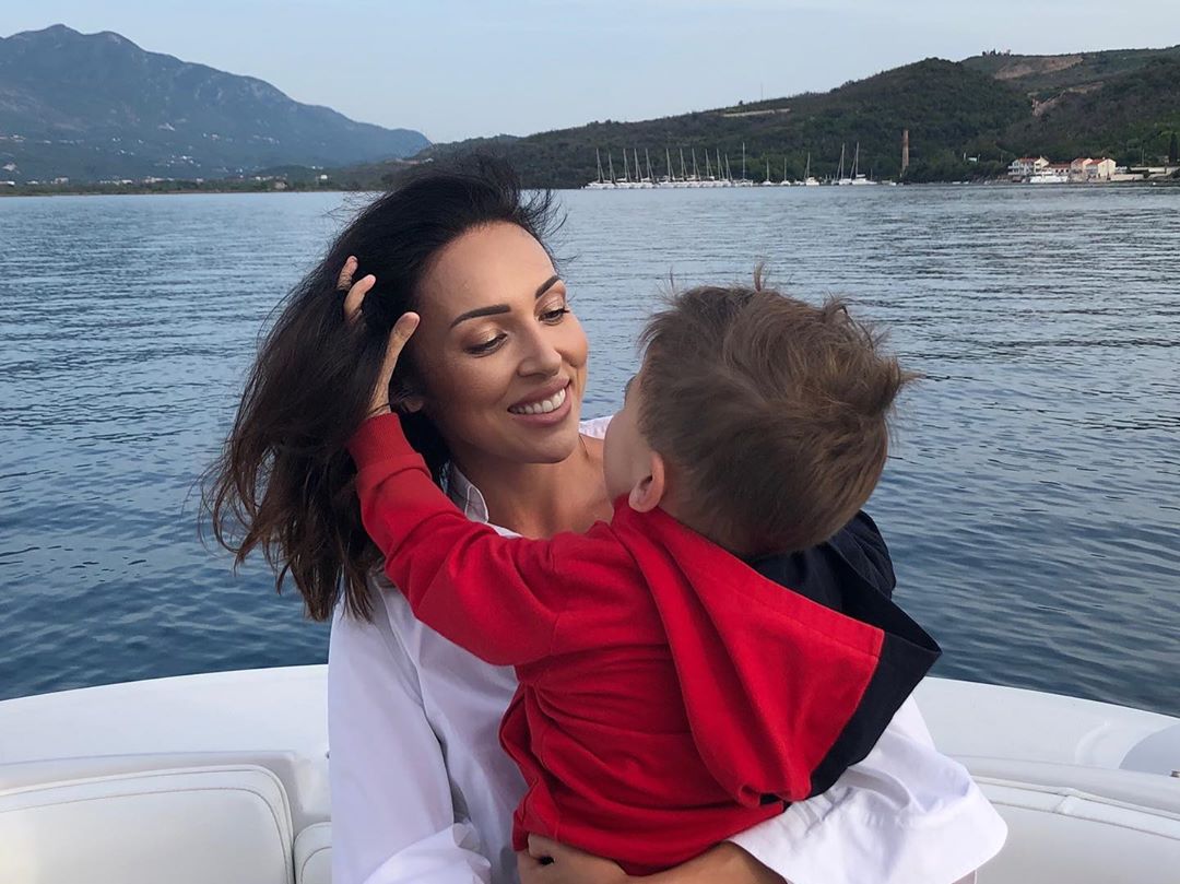 ALSOU - Когда любишь просто от души, от сердца, не за поступки и красивые слова, не за комплименты и цветы и даже не за то, что тебя любят в ответ..
Словами не описать это вселенское чувство материнск...