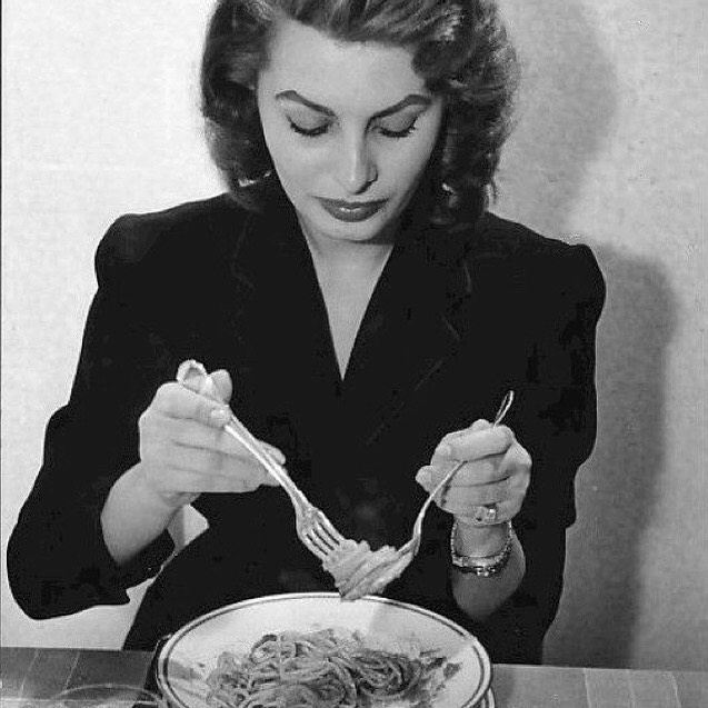 ROOS & ROOS Parfums - Dreaming of an Italian summer, and pasta.
« Everything you see I owe to spaghetti » the divine Sophia Loren
. 
. 
. .
.
#blackandwhite#photographie#iconic#baw #sophialoren