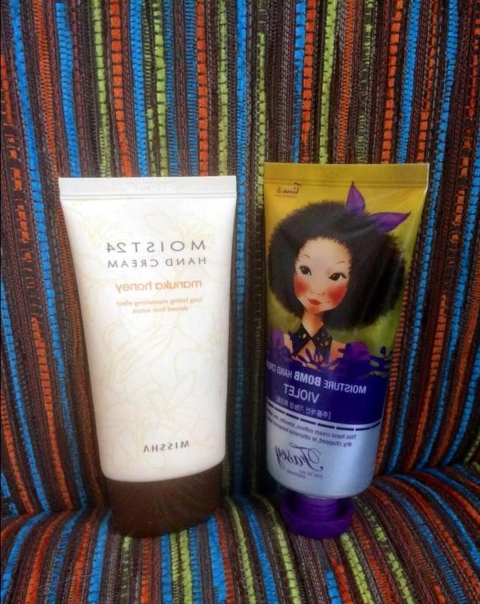 Coreanos кремики para as mãos - Fascy Moisture bomb hand cream Violet e Missha Úmido de 24 hand cream manuka honey - resenha