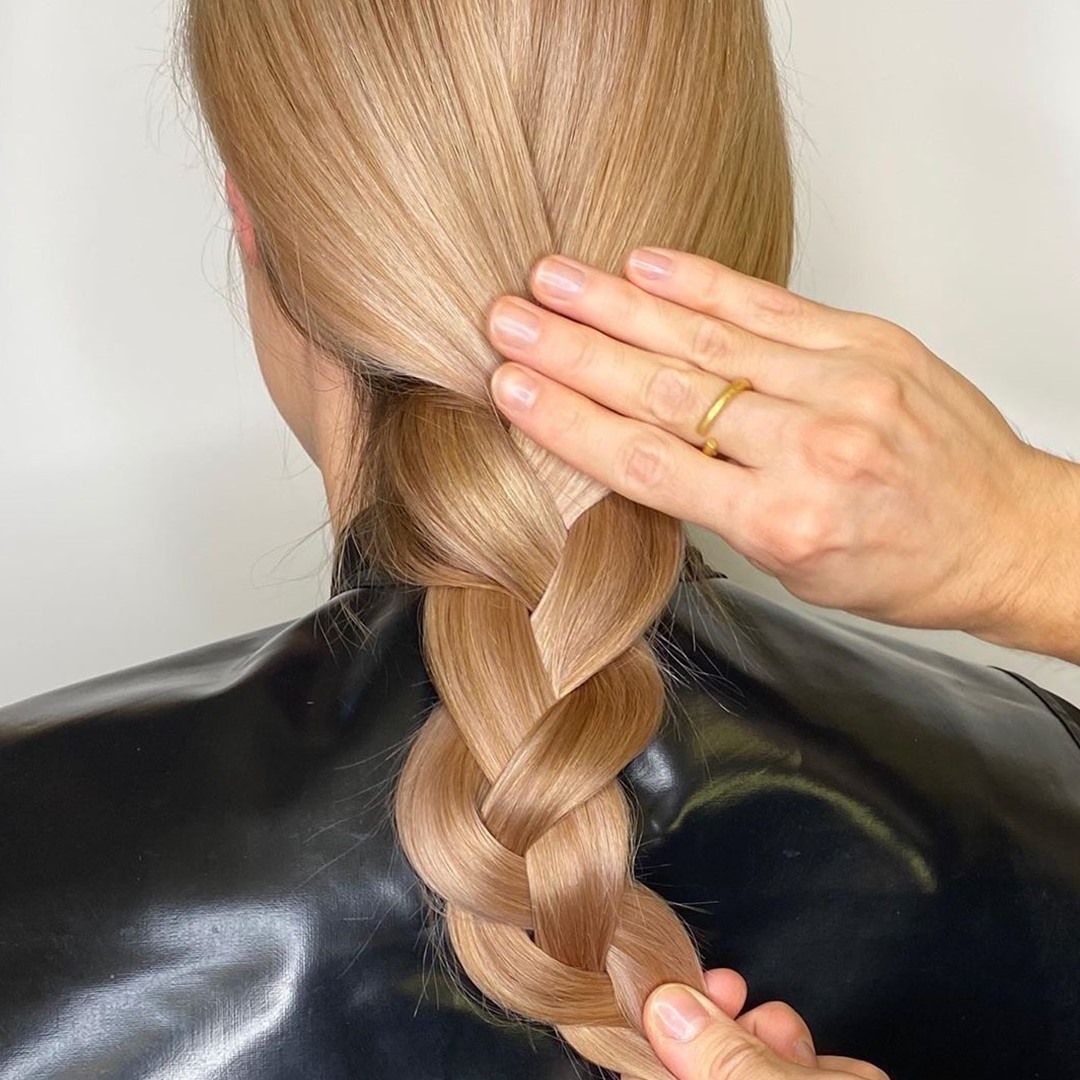 L'Oréal Professionnel Paris - [HAIRCOLOR]
Hair by @danielgryszke 🇵🇱
🇺🇸/ 🇬🇧 Need to neutralize unwanted yellow undertones? In light bases, use a base color with iridescent (.2) tones.
#LorealPros: No...