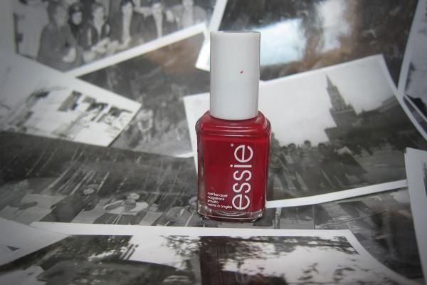 Директриса Head Mistress от Essie Nail Lacquer