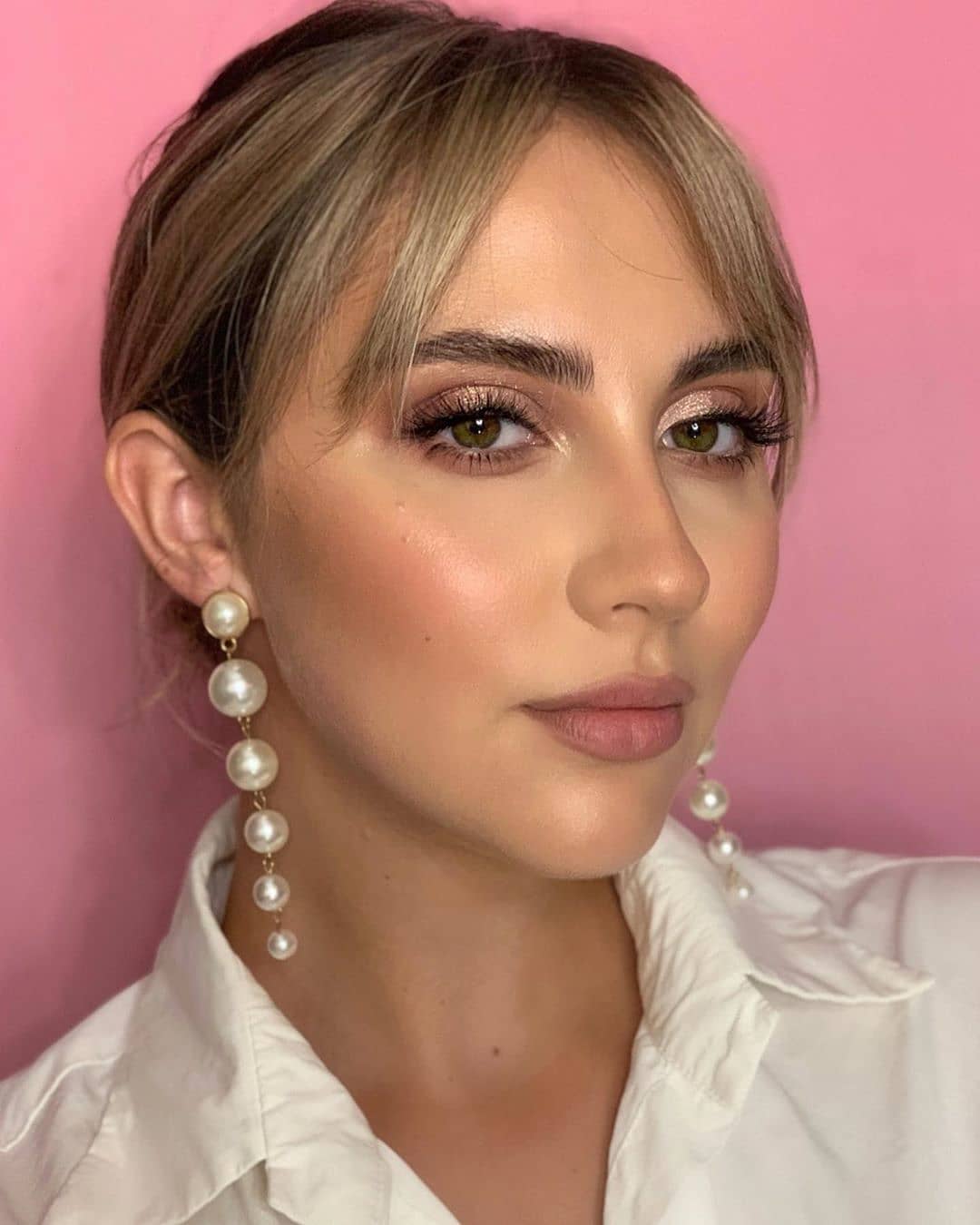 theBalm Cosmetics - @nekrasova_makeup matches her pearls with Mary-Lou Manizer Highlight which adds a pearl like luminosity to the skin.