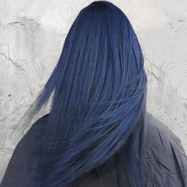 Schwarzkopf Professional - 🌘 MIDNIGHT BLUE 🌒

*Formula* 👉 Roots: left natural (level 7) + L-22 and 10 Vol. Mid-section: lightened with IGORA #VarioBlond + 20 Vol., then coloured with 3-222 mixed with...