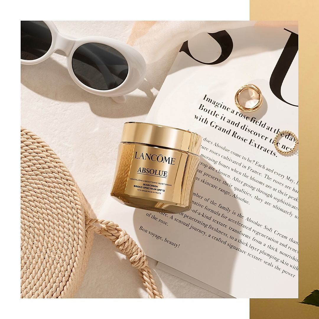 Lancôme Official - As exquisite as our full Absolue range, Absolue Velvet Cream limited edition is now enriched with SPF15. A luxurious texture infused with Grand Rose Extracts for a lavish sensorial...